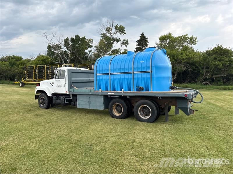International S2500 6x4 Water Flatbed Truck شاحنات مسطحة/مفصلية الجوانب