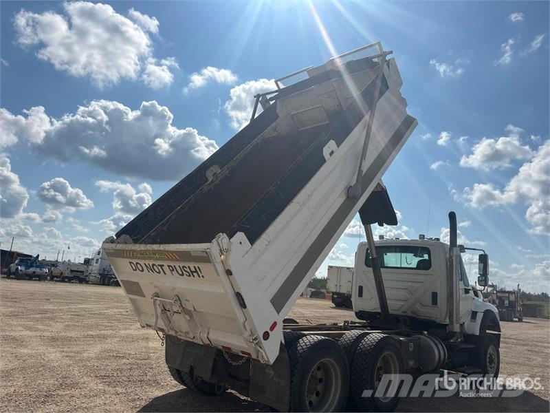 International WorkStar 7600 Camiones bañeras basculantes o volquetes