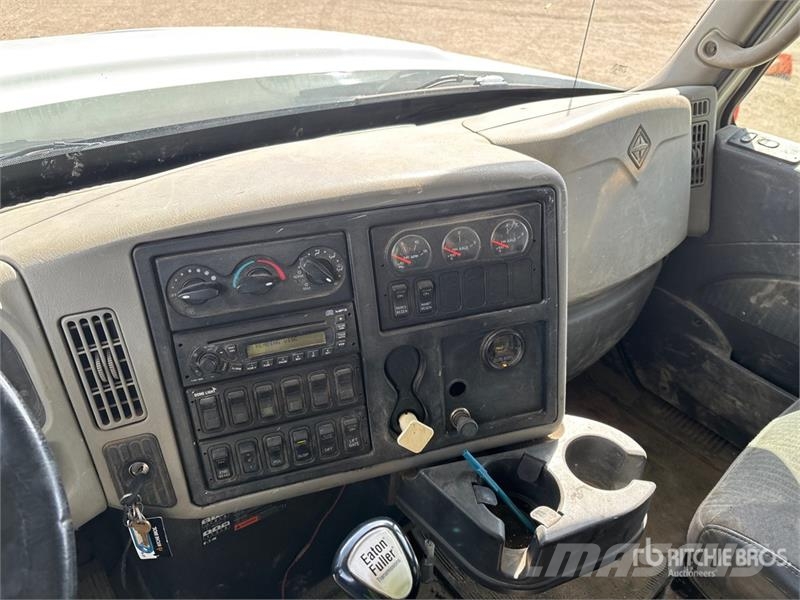 International WorkStar 7500 Extended Cab 6x4 Van Truck Box trucks