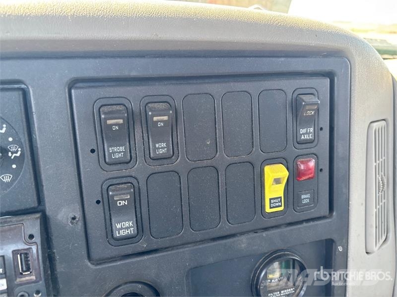 International WorkStar 7600 6x4 Cab and Chassis (Inoperable) Кабини