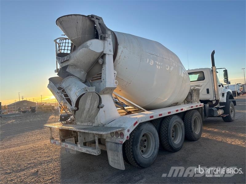 International WorkStar 7600 8x6 Mixer Truck Betooniveokid