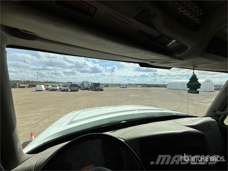 International WorkStar 7500 Extended Cab 6x4 Van Truck Box trucks