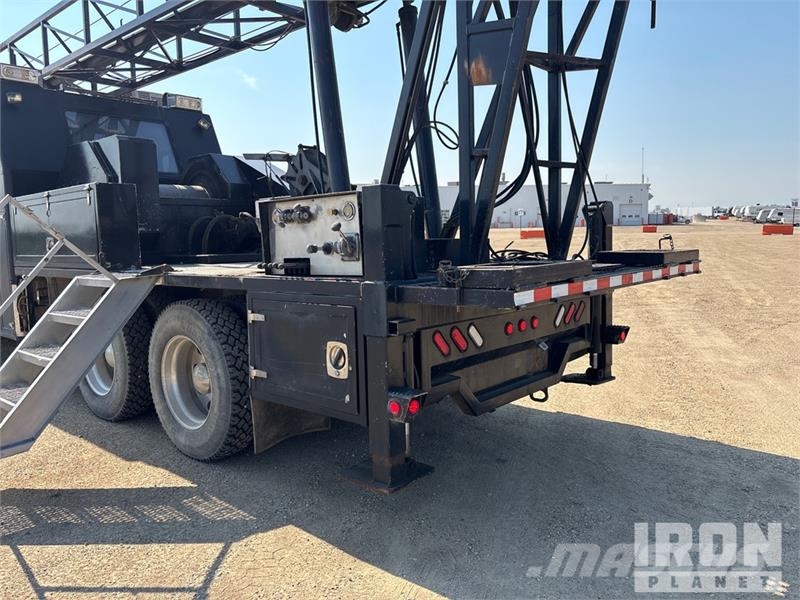 International Workstar 7400 6x4 Wireline Logging Truck Equipamiento para el procesado