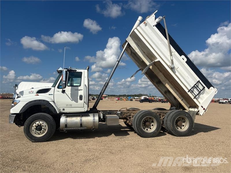 International WorkStar 7600 Camiones bañeras basculantes o volquetes