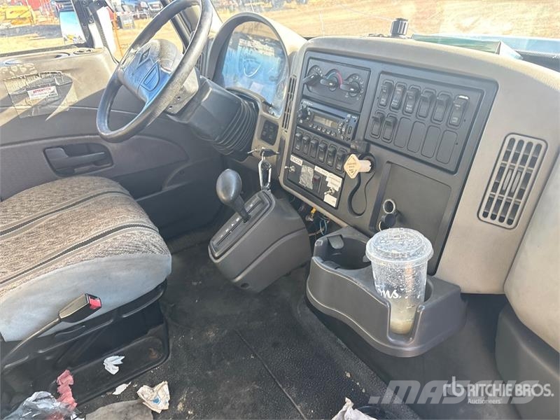 Internatonal DuraStar 4300 4x2 Van Truck شاحنات ذات هيكل صندوقي
