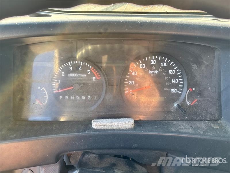 Isuzu NPR Kapali kasa kamyonlar