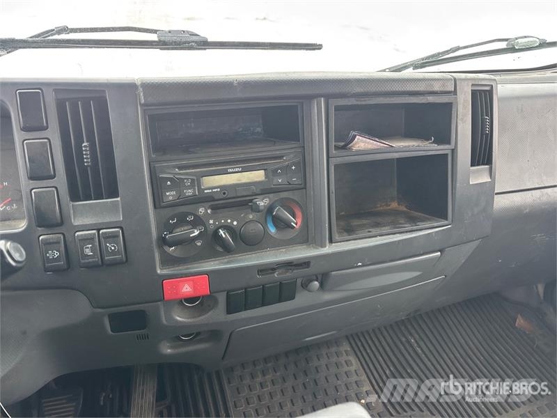 Isuzu NPR Tovornjaki zabojniki