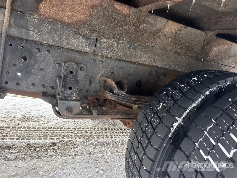 Isuzu NPR Tovornjaki zabojniki
