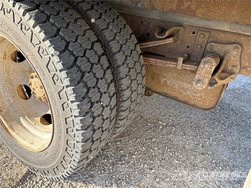 Isuzu NPR Kapali kasa kamyonlar