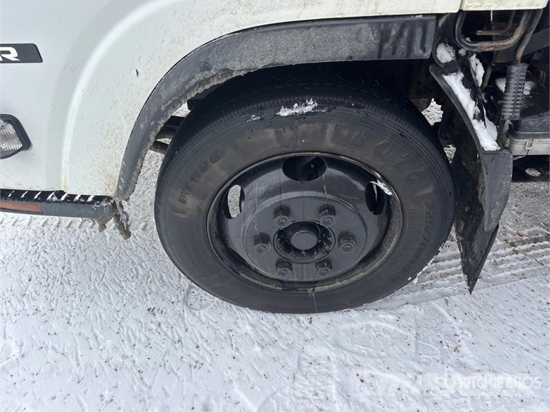 Isuzu NPR Tovornjaki zabojniki
