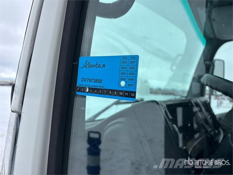 Isuzu NPR Tovornjaki zabojniki