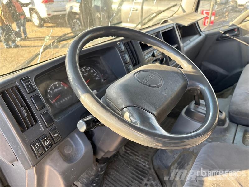Isuzu NPR Kapali kasa kamyonlar
