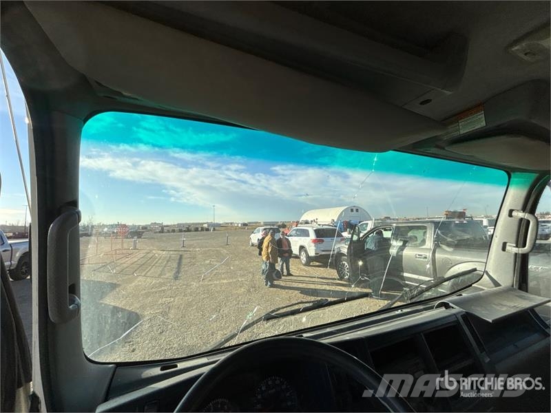 Isuzu NPR Kapali kasa kamyonlar