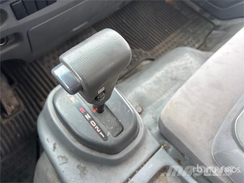 Isuzu NPR Tovornjaki zabojniki