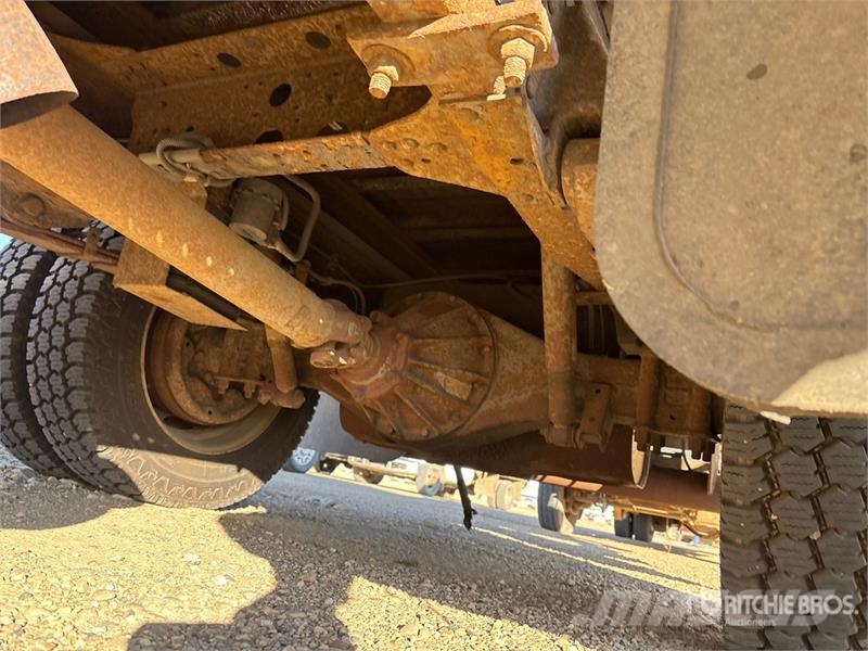 Isuzu NPR Kapali kasa kamyonlar