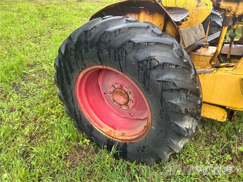 J.I. Case G530 Antique Tractor (Inoperable) Traktori