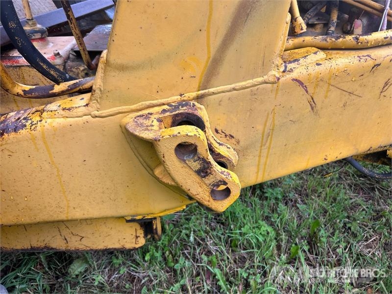 J.I. Case G530 Antique Tractor (Inoperable) Traktori