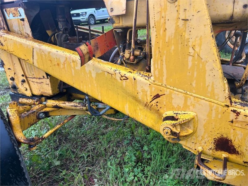 J.I. Case G530 Antique Tractor (Inoperable) Traktori