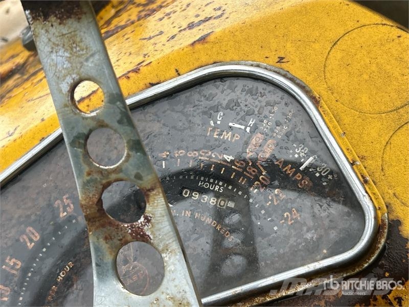 J.I. Case G530 Antique Tractor (Inoperable) Traktori