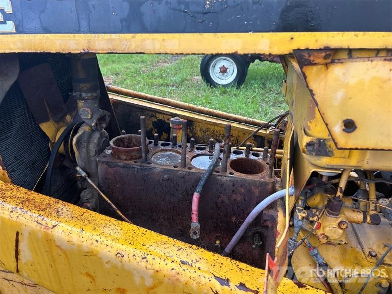 J.I. Case G530 Antique Tractor (Inoperable) Traktori