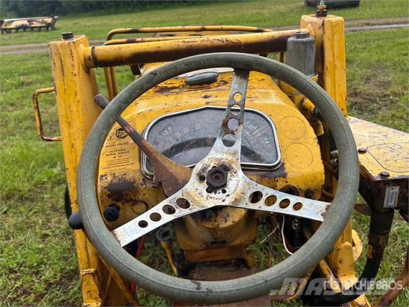J.I. Case G530 Antique Tractor (Inoperable) Traktori