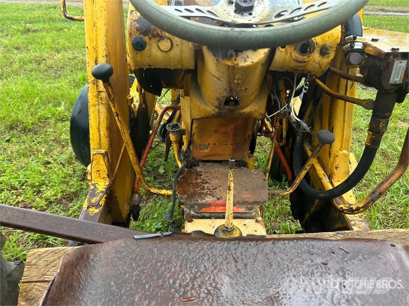J.I. Case G530 Antique Tractor (Inoperable) Traktori