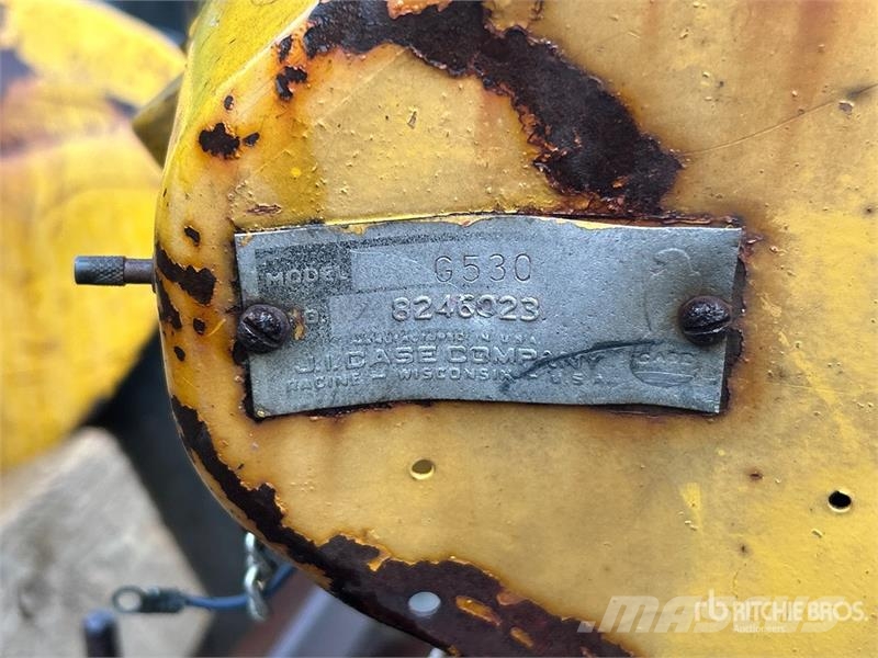 J.I. Case G530 Antique Tractor (Inoperable) Traktori