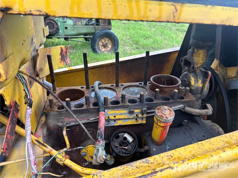 J.I. Case G530 Antique Tractor (Inoperable) Traktori