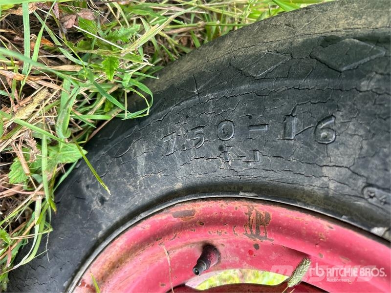 J.I. Case G530 Antique Tractor (Inoperable) Traktori