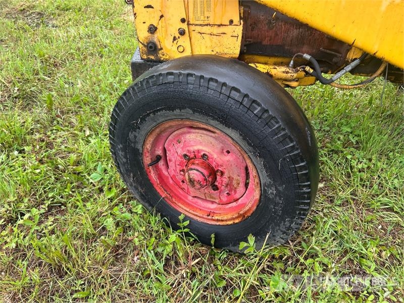 J.I. Case G530 Antique Tractor (Inoperable) Traktori