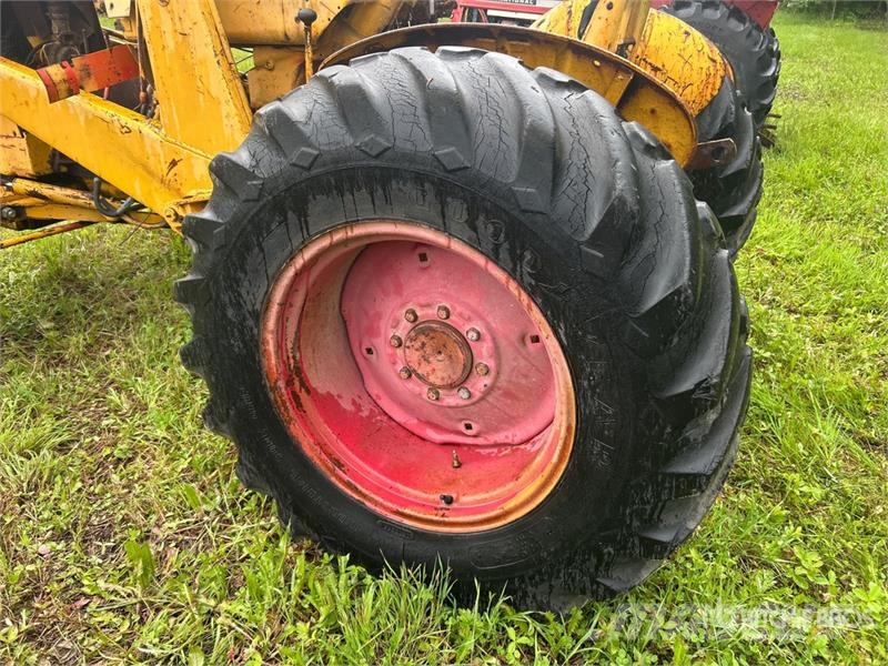 J.I. Case G530 Antique Tractor (Inoperable) Traktori