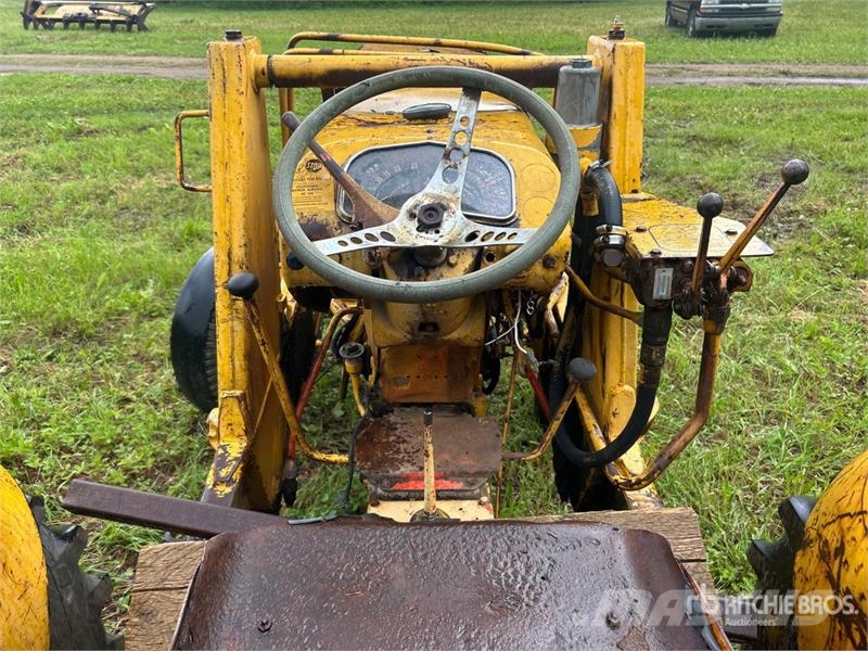 J.I. Case G530 Antique Tractor (Inoperable) Traktori