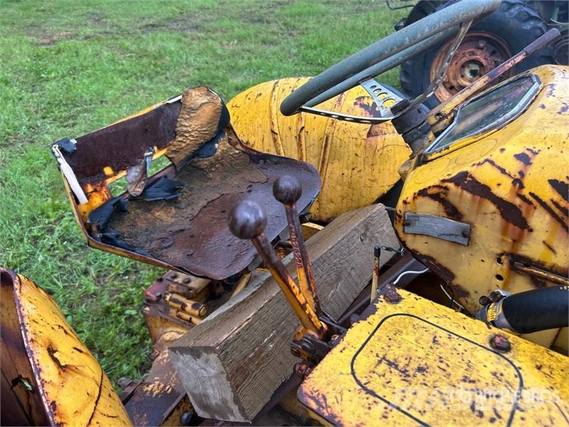 J.I. Case G530 Antique Tractor (Inoperable) Traktori