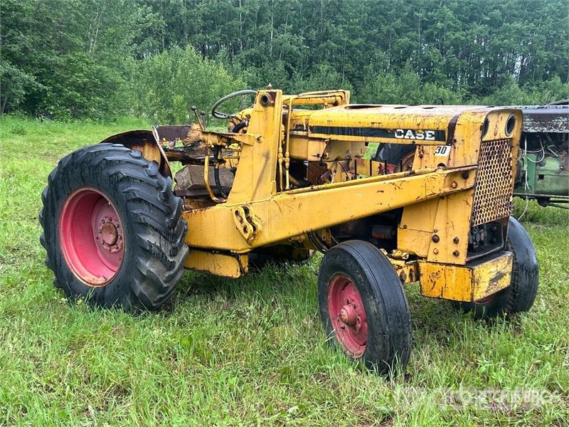 J.I. Case G530 Antique Tractor (Inoperable) Traktori