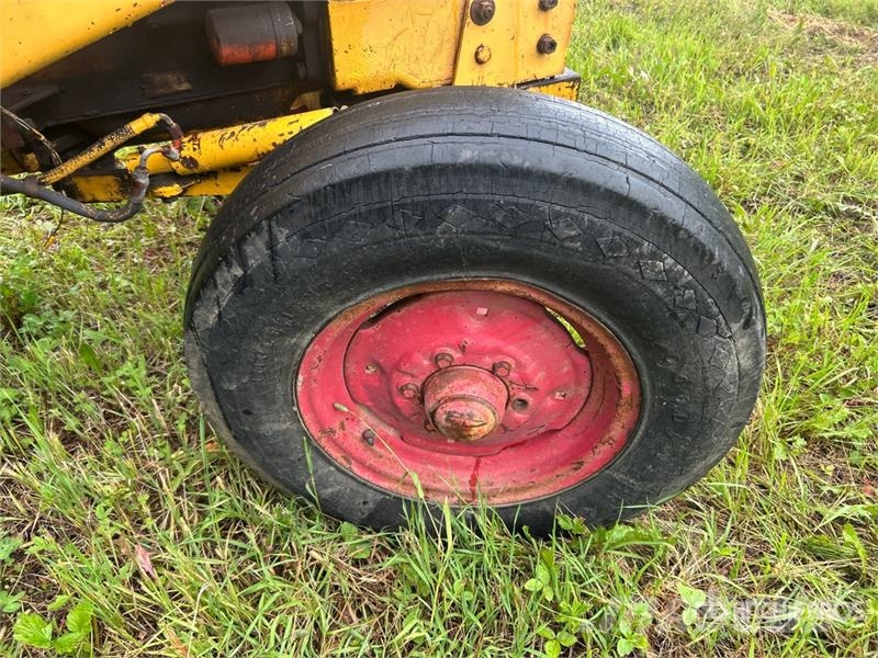 J.I. Case G530 Antique Tractor (Inoperable) Traktori