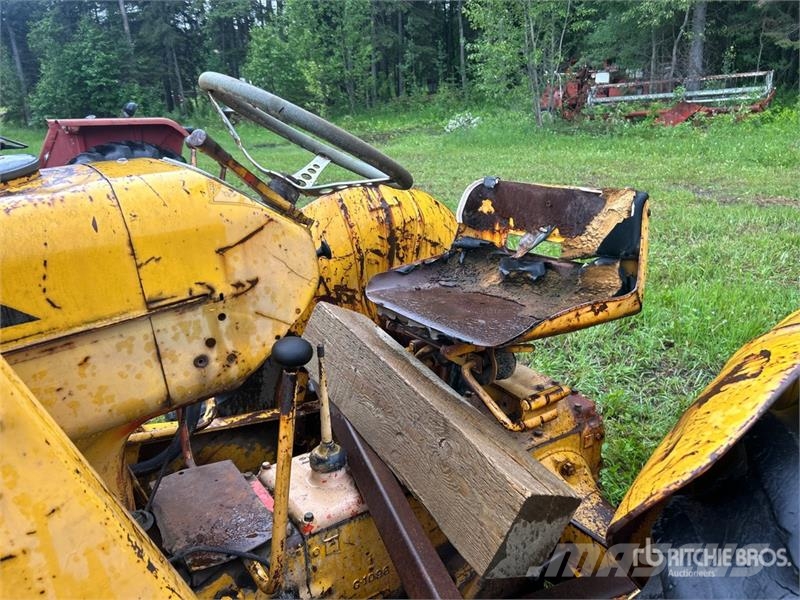 J.I. Case G530 Antique Tractor (Inoperable) Traktori