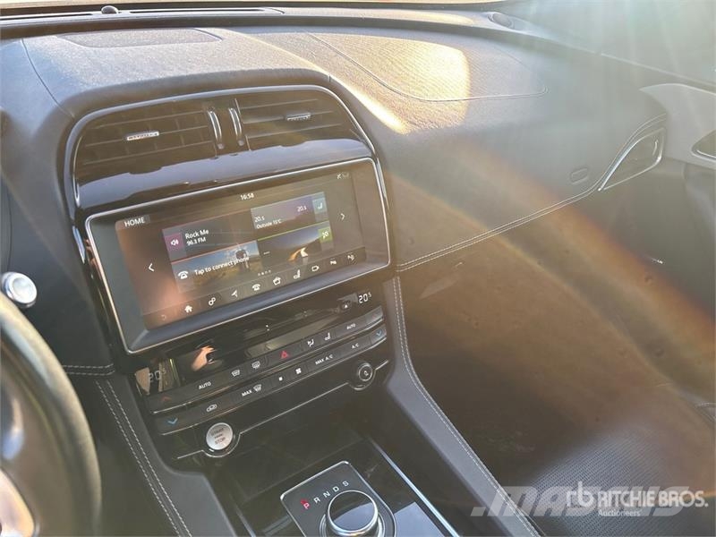 Jaguar F-Pace S AWD SUV Henkilöautot
