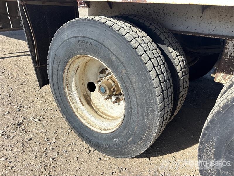 JBS FT3860 38 ft Tri/A End Dump Silage Trailer Kombivagnar