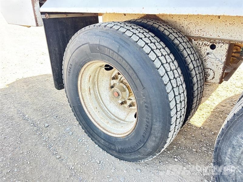 JBS FT3860 38 ft Tri/A End Dump Silage Trailer Kombivagnar