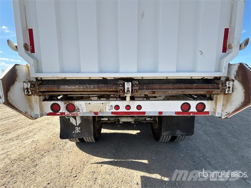 JBS FT3860 38 ft Tri/A End Dump Silage Trailer Kombivagnar
