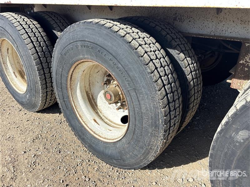 JBS FT3860 38 ft Tri/A End Dump Silage Trailer Kombivagnar