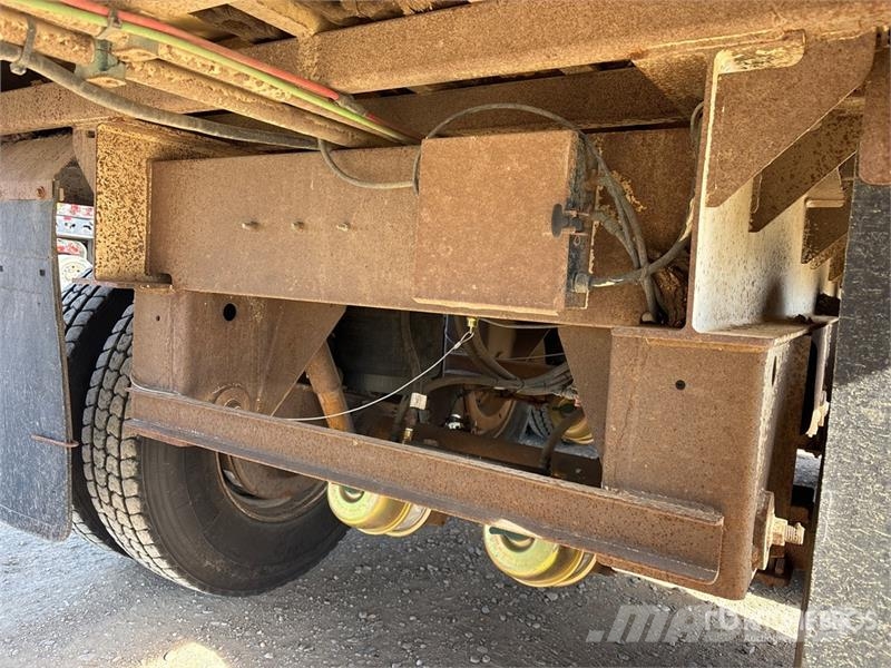 JBS FT3860 38 ft Tri/A End Dump Silage Trailer Kombivagnar