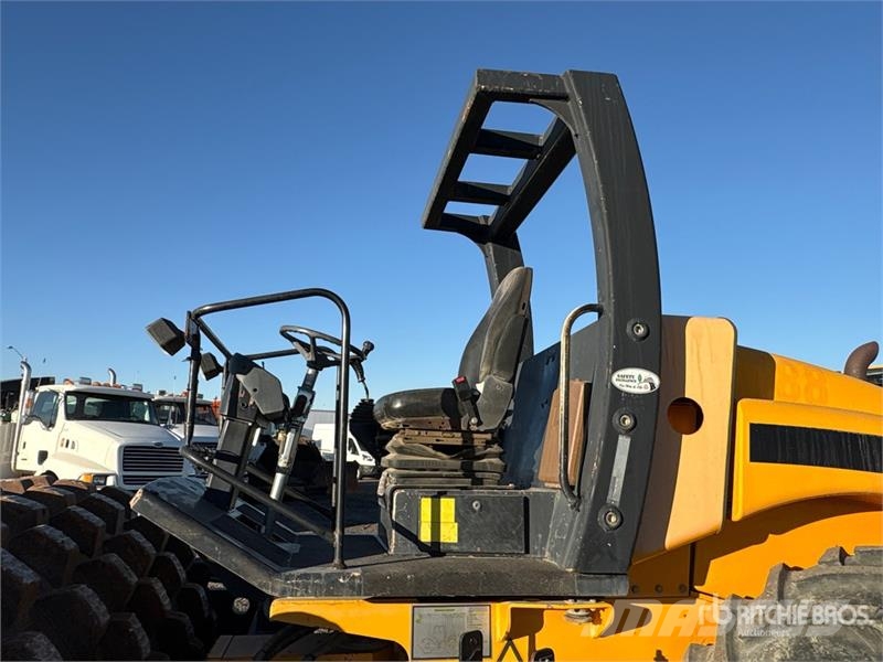 JCB 132PD Padfoot Drum Compactor Walzenzüge
