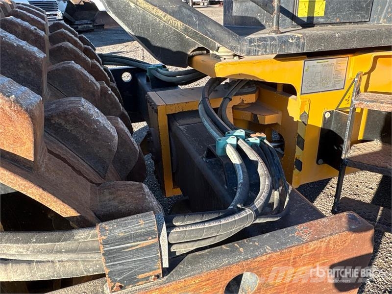 JCB 132PD Padfoot Drum Compactor Walzenzüge