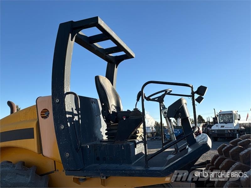 JCB 132PD Padfoot Drum Compactor Walzenzüge