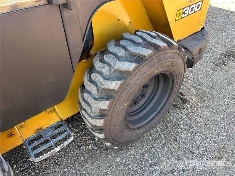 JCB 300 NA Skid Steer Loader Skid steer loaders