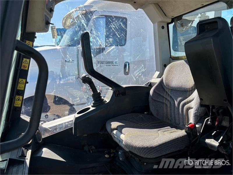 JCB 300 NA Skid Steer Loader Skid steer loaders