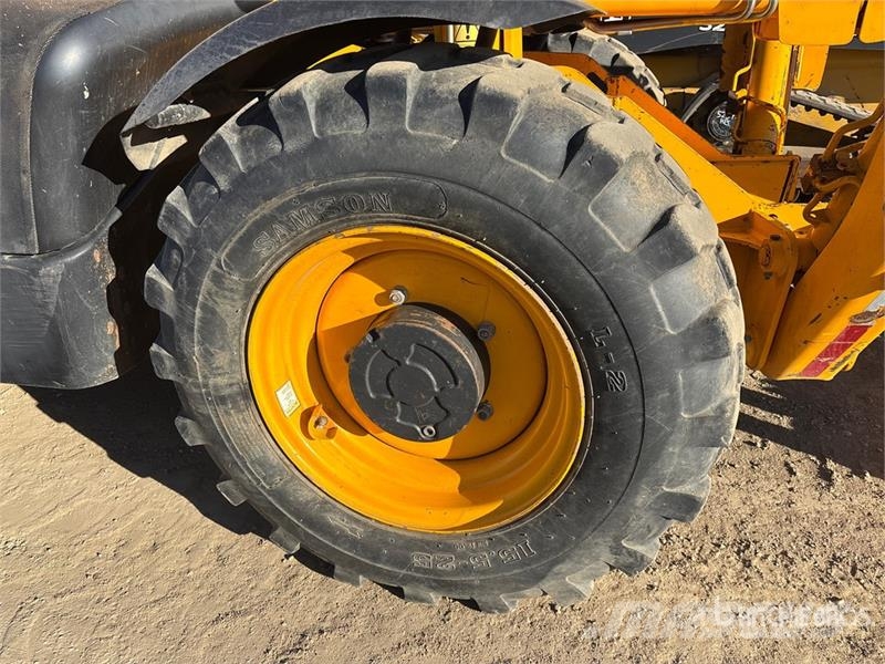 JCB 535-140 テレスコーピックハンドラー