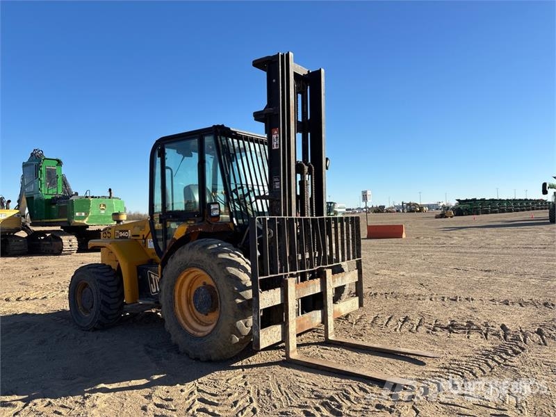 JCB 940-4 10000 lb 4x4 Rough Terrain Forklift Elevatore per esterni