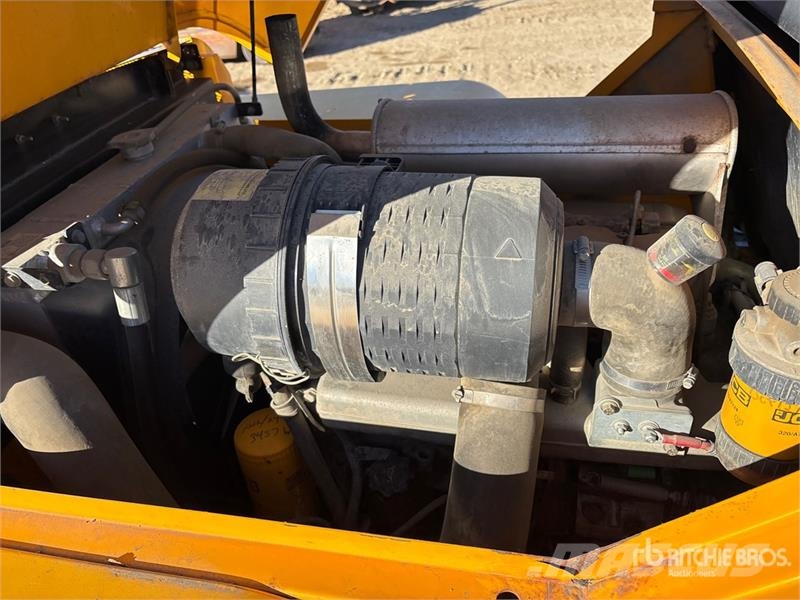 JCB 940-4 10000 lb 4x4 Rough Terrain Forklift Elevatore per esterni